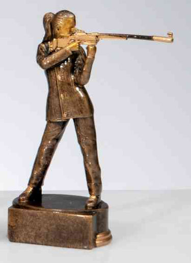 Bronzefarbene Statuette einer stehenden und mit einem Gewehr zielenden Person, ausgestellt auf einem rechteckigen Sockel. Diese 3-er Serie Schützen Damen 130 mm - 210 mm PK739666-3 besticht durch ein exklusives Design und ist aus hochwertigem Material gefertigt, was sie zu einer prestigeträchtigen Ergänzung für jede Sammlung macht.